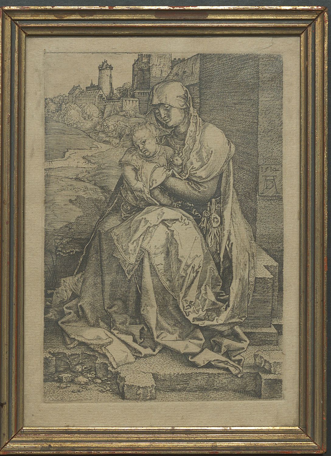 Vierge à l’enfant assise au pied d’une muraille